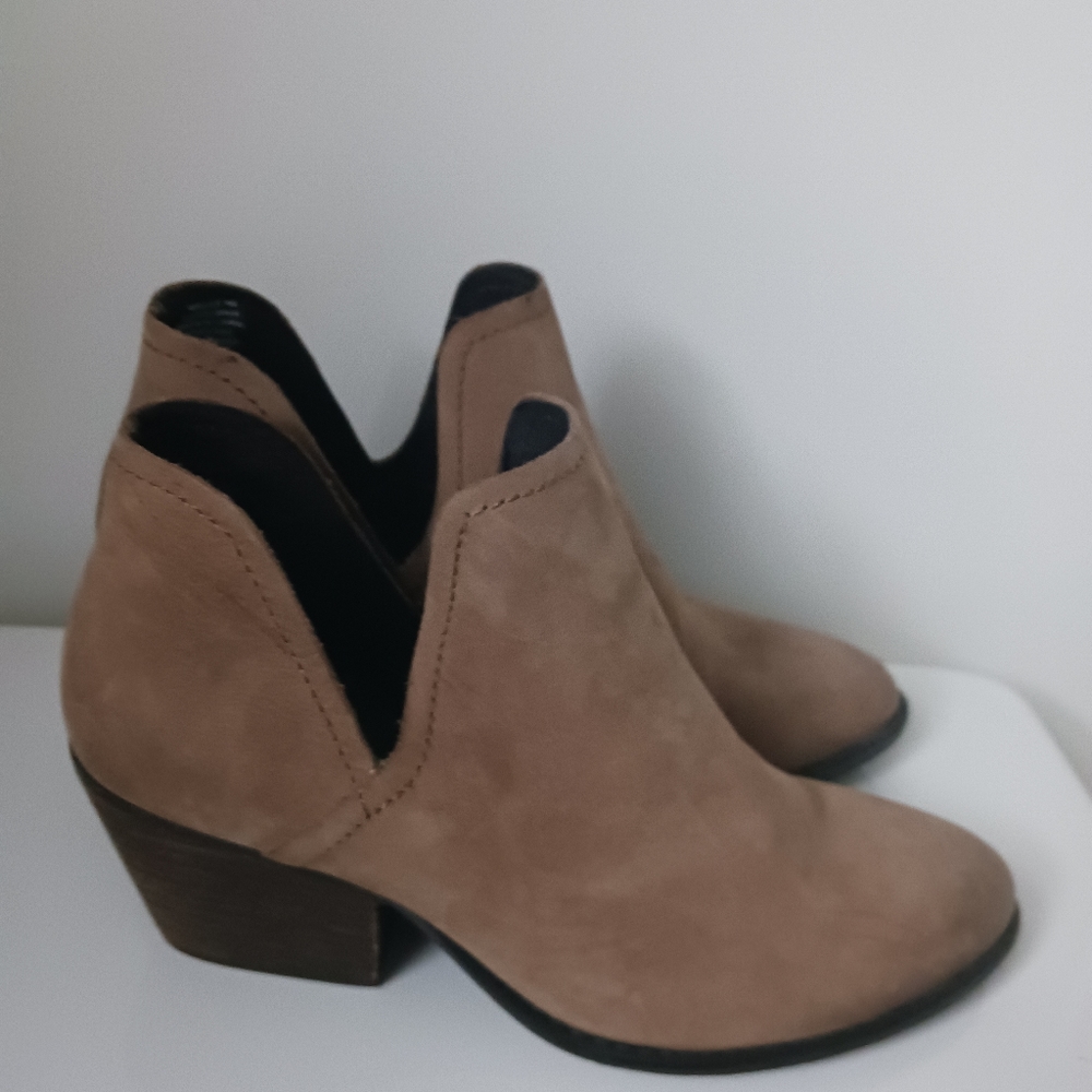 Steve Madden ankle boot with double v - Picture 2 of 3